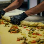 Preparazione della pizza ripiena "Rentorta"
