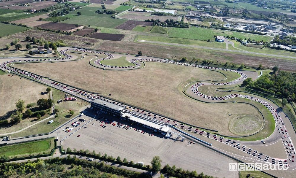 Guinness World Record™ con le MX-5 sul circuito di Modena
