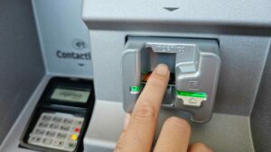rifornimento carburante 1 - attualita.it Inserimento della carta nel lettore per pagare il rifornimento di carburante