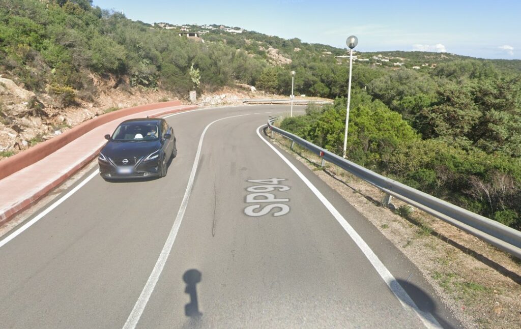 Un tratto della tortuosa strada con forte pendenza nei dintorni di Abbiadori. 