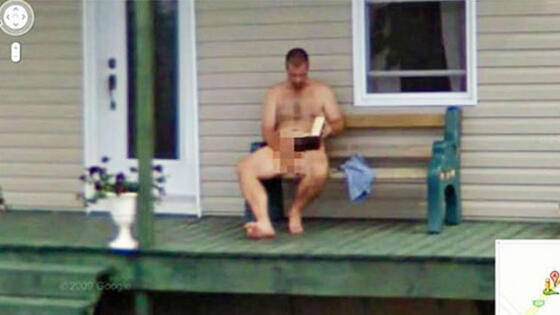 uomo fotografato nudo