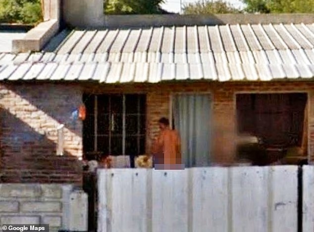 Uomo nudo fotografato da google