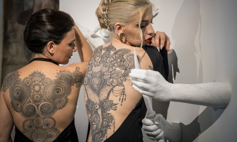 Modelle con Tatuaggi Ornamentali dell'artista tatuatore Marco Manzo