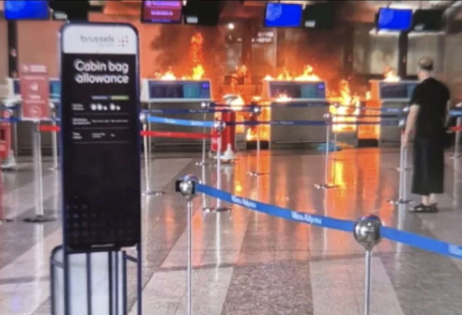 Un uomo di 27 anni di origini maliane è stato bloccato dal personale Sea e poi preso in consegna dalla polizia di frontiera: aveva appiccato il fuoco al check in di Malpensa