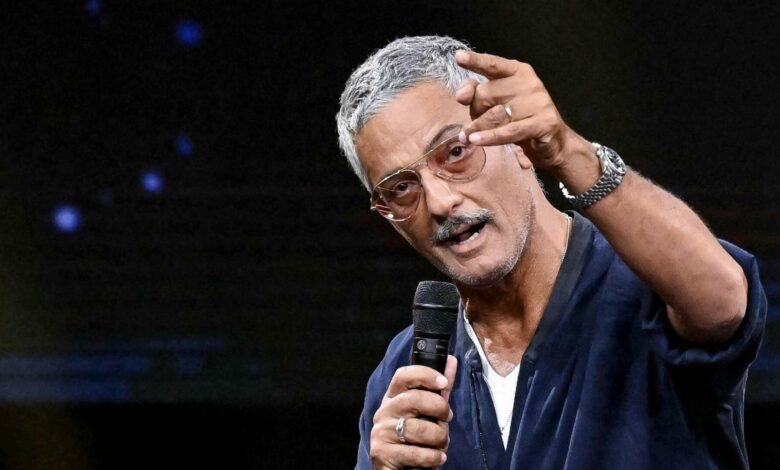 Una banda di ladri è entrata nella villa di Rosario Fiorello, in via della Camilluccia a Roma, sottraendo alla famiglia del conduttore tv soprattutto gioielli e diversi orologi: 300 mila euro il bottino. È la quarta volta dal 2019