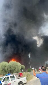 Il fumo dell'incendio che ha coinvolto  l'azienda Terre Sabine a Montelibretti