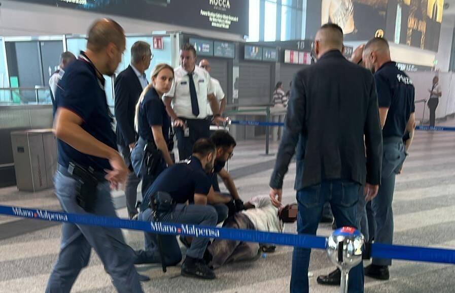Il momento dell'arresto del responsabile dell'incendio a Malpensa il 20 agosto