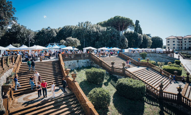 Panoramica della Fiera dei Sapori dItalia 2025 a Villa Torlonia di Frascati con stand enogastronomici e visitatori - attualita.it