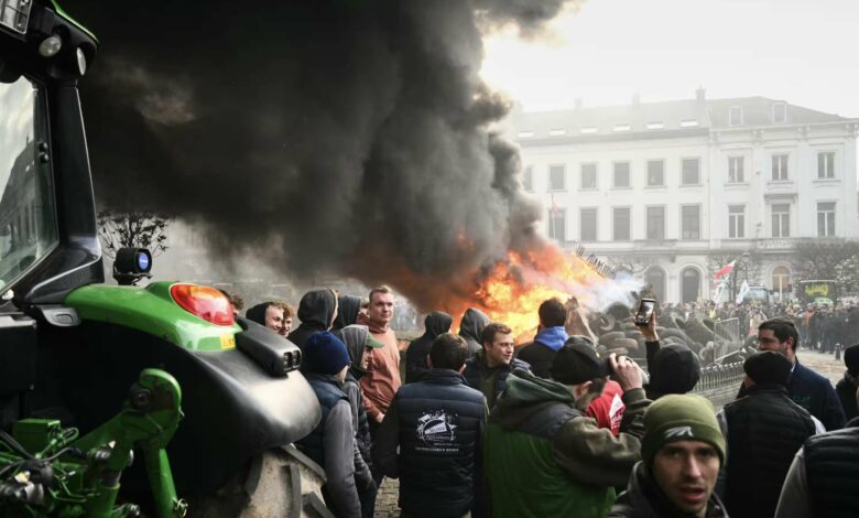 Agricoltori protestano contro lUnione Europea a Bruxelles