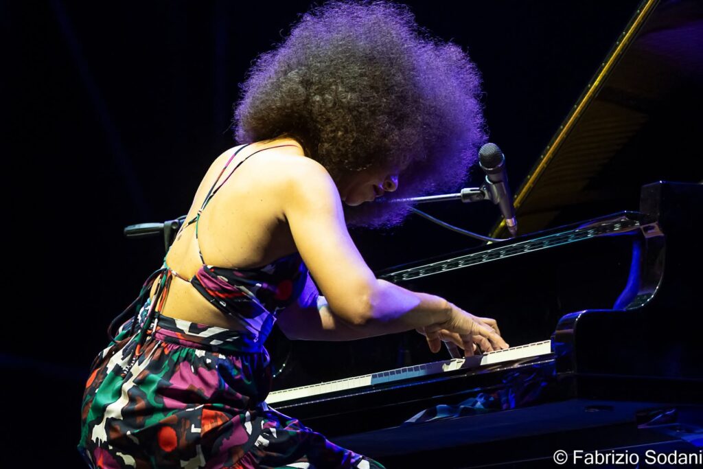 Jany McPherson al piano