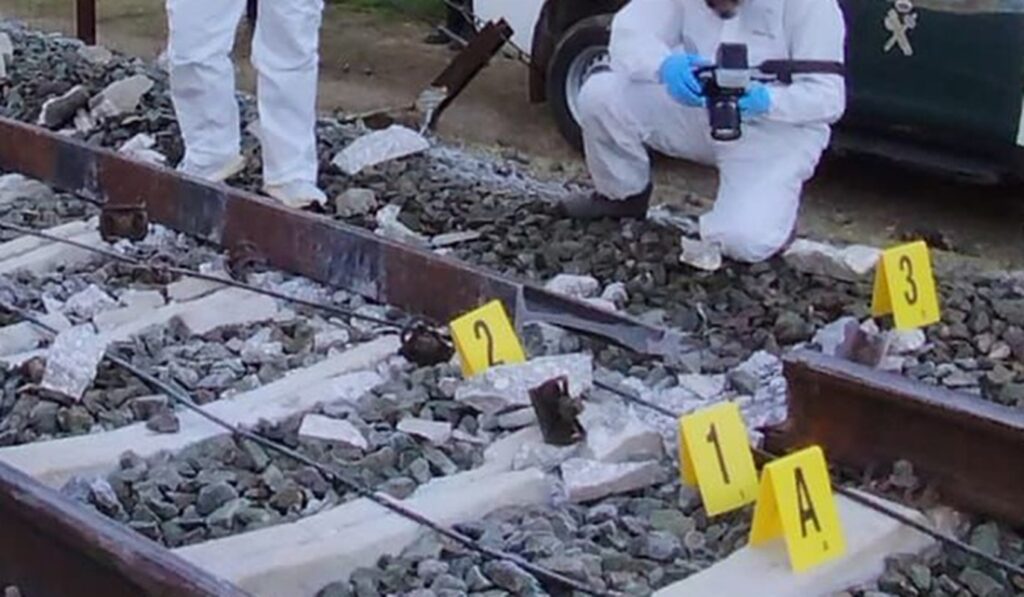 Il giunto rotto della linea Madrid-Siviglia che probabilmente ha causato il deragliamento del treno 