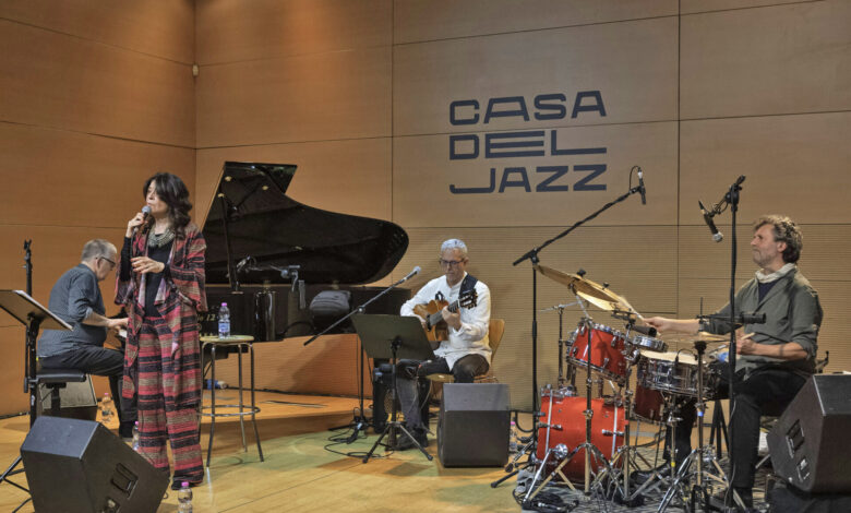 Maria Pia De Vito alla Casa del Jazz di Roma con Roberto Taufic chitarra, Huw Warren pianoforte, Roberto Rossi batteria e percussioni durante il concerto di Buarqueana