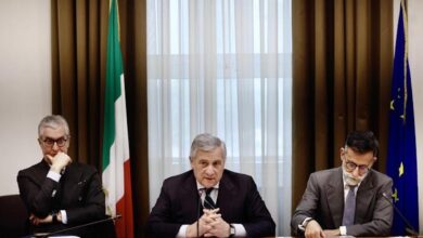 Il governo Meloni sceglie il ruolo di osservatore nel Board of Peace per Gaza, scatenando duri scontri parlamentari sulle responsabilità internazionali