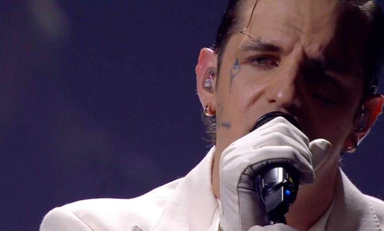 Achille Lauro omaggia le vittime di Crans-Montana a Sanremo 2026