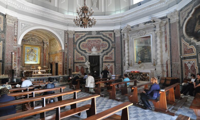 L'interno del Santuario di Santa Maria della Neve a Schiavonea