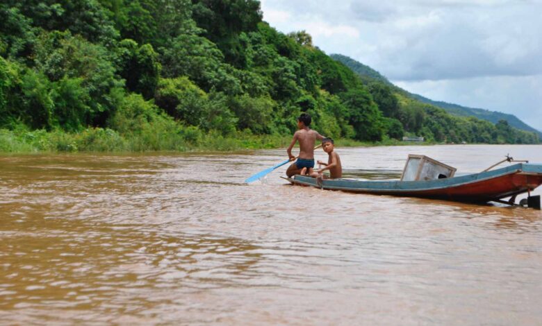 Bambini navigano sul Mekong