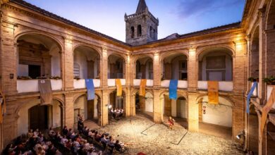 Evento culturale a Collescipoli nel chiostro dell’ex Monastero di Santa Cecilia durante la Festa del Libro in Mediterraneo