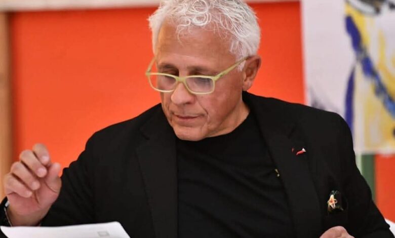 L'umorista e autore Lello Marangio durante un intervento pubblico, tra i protagonisti di Chiostro e Inchiostro 2026 a Collescipoli di Terni per ricevere il Premio Borgo Arti Collescipoli.
