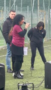 Maria Grazia Di Bari durante il suo toccante intervento al Quarto Memorial in ricordo della figlia Nicole Lelli, intitolato "No è no". La sua instancabile attività di testimonianza e prevenzione contro la violenza di genere sarà riconosciuta a Collescipoli di Terni con la consegna del primo Premio Borgo Arti Collescipoli (BAC), nell'ambito della rassegna Chiostro e Inchiostro 2026.