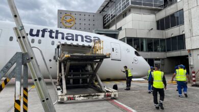Paura a Francoforte crolla il carrello del Boeing 787 Lufthansa [video]