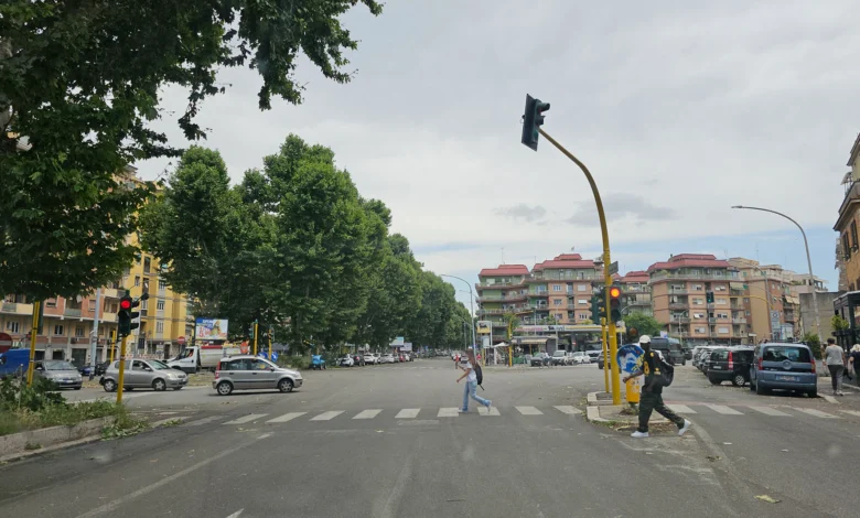 Semaforo danneggiato dal nubifragio a Roma in via dei Prati Fiscali