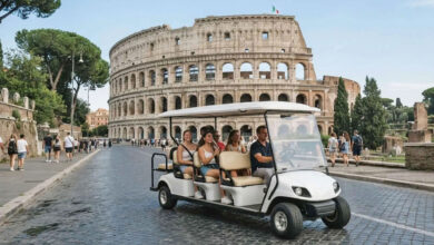 Golf car a Roma sui san pietrini nei pressi del Colosseo