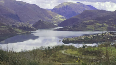 Lago del Turano con i paesi e borghi nelle aree interne dell'Appenino Laziale