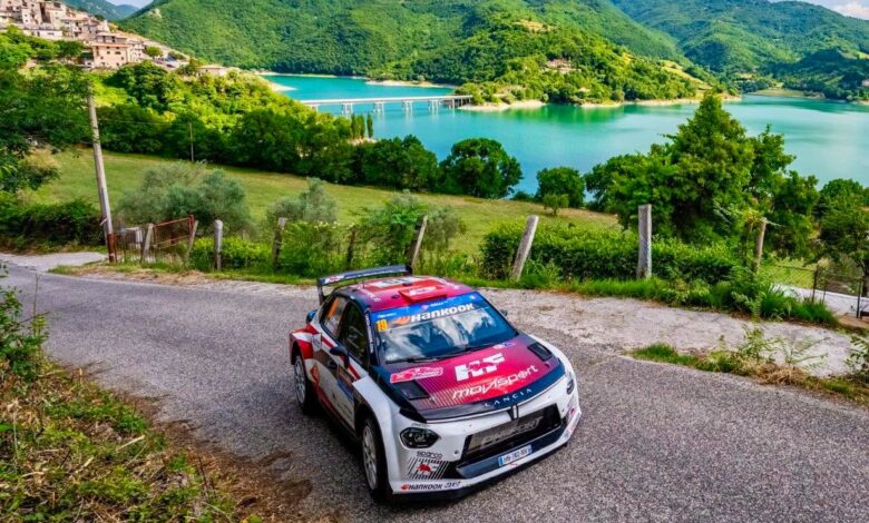 Una Lancia Y del Rally di Roma Capitale 2026 sulla PS Vallecupola con lo sfondo del Lago del Turano.